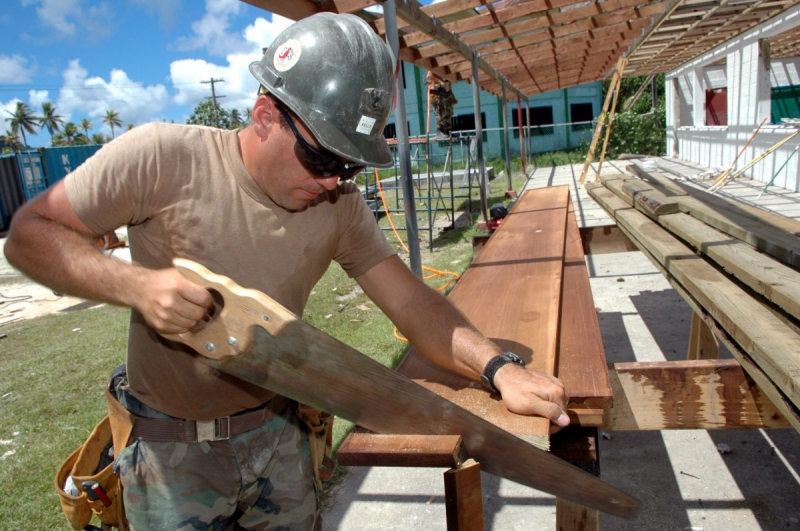 ebeniste-ST JULIEN-min_worker_construction_building_carpenter_male_job_build_helmet-893290